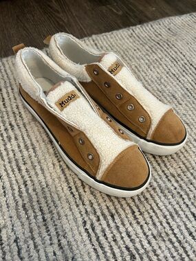 Mudd Slip-On Sneakers with Faux Sherpa fur and Camel Suede Size 9 Poppy Y2K